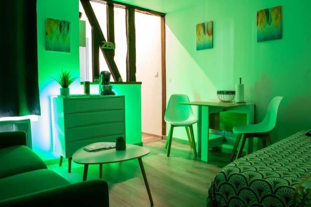 Studio Charmant Confortable Tv Centre Ville لوفييه المظهر الخارجي الصورة
