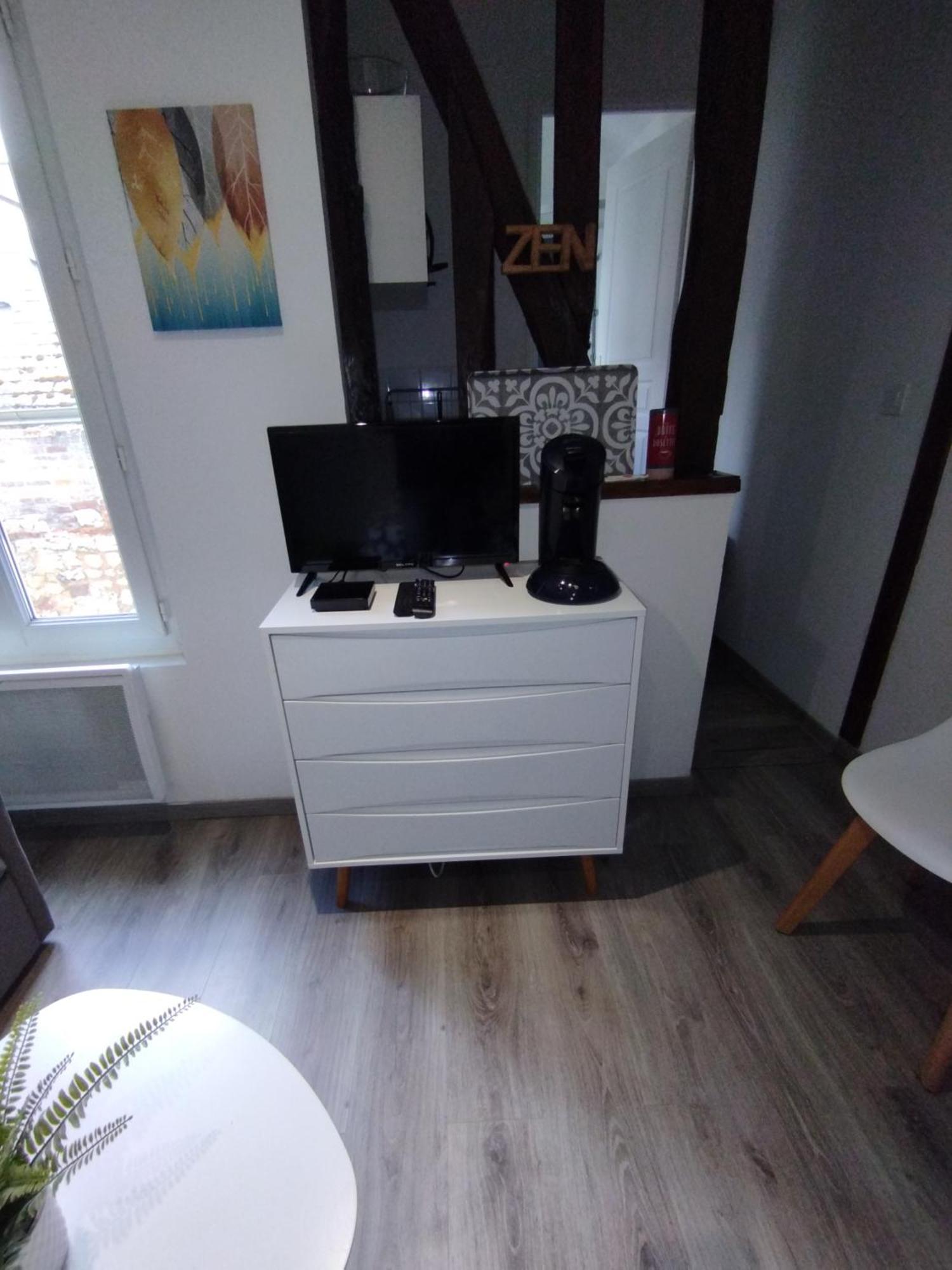 Studio Charmant Confortable Tv Centre Ville لوفييه المظهر الخارجي الصورة